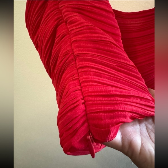 One Shoulder Ruched Pleated Crop Top - Picture 3 of 3